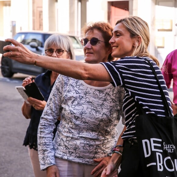 L'ancien président de la République François Hollande a dédicacé son livre "Les leçons du pouvoir" en compagnie de sa compagne Julie Gayet et de sa chienne Philae, à la libraire "OCEP- Place Média" à Octenville puis à "L'Encre Bleue" à Granville le 1er septembre 2018. 