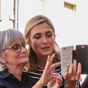 L'ancien président de la République François Hollande a dédicacé son livre "Les leçons du pouvoir" en compagnie de sa compagne Julie Gayet et de sa chienne Philae, à la libraire "OCEP- Place Média" à Octenville puis à "L'Encre Bleue" à Granville le 1er septembre 2018. 