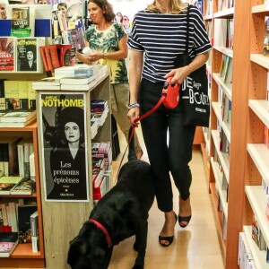 L'ancien président de la République François Hollande a dédicacé son livre "Les leçons du pouvoir" en compagnie de sa compagne Julie Gayet et de sa chienne Philae, à la libraire "OCEP- Place Média" à Octenville puis à "L'Encre Bleue" à Granville le 1er septembre 2018. 