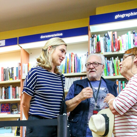 L'ancien président de la République François Hollande a dédicacé son livre "Les leçons du pouvoir" en compagnie de sa compagne Julie Gayet et de sa chienne Philae, à la libraire "OCEP- Place Média" à Octenville puis à "L'Encre Bleue" à Granville le 1er septembre 2018. 