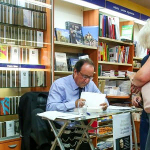 L'ancien président de la République François Hollande a dédicacé son livre "Les leçons du pouvoir" en compagnie de sa compagne Julie Gayet et de sa chienne Philae, à la libraire "OCEP- Place Média" à Octenville puis à "L'Encre Bleue" à Granville le 1er septembre 2018. 