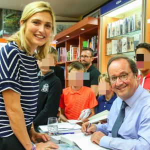 L'ancien président de la République François Hollande a dédicacé son livre "Les leçons du pouvoir" en compagnie de sa compagne Julie Gayet et de sa chienne Philae, à la libraire "OCEP- Place Média" à Octenville puis à "L'Encre Bleue" à Granville le 1er septembre 2018. 