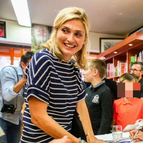 L'ancien président de la République François Hollande a dédicacé son livre "Les leçons du pouvoir" en compagnie de sa compagne Julie Gayet et de sa chienne Philae, à la libraire "OCEP- Place Média" à Octenville puis à "L'Encre Bleue" à Granville le 1er septembre 2018. 