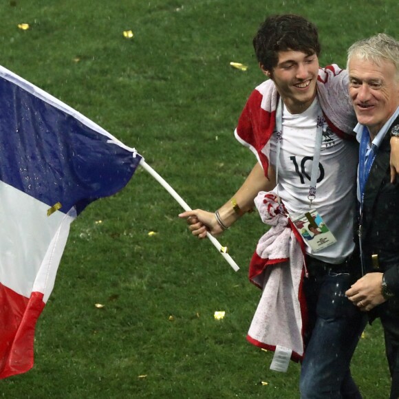 Didier Deschamps et son fils Dylan - L'équipe de France sur la pelouse du stade Loujniki après leur victoire sur la Croatie (4-2) en finale de la Coupe du Monde 2018 (FIFA World Cup Russia2018), le 15 juillet 2018.