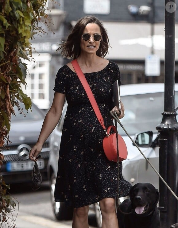 Exclusif - Pippa Middleton, enceinte, promène ses chiens dans les rues de Chelsea à Londres.  Le 19 juillet 2018.