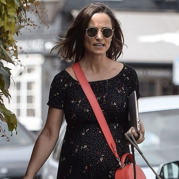 Exclusif - Pippa Middleton, enceinte, promène ses chiens dans les rues de Chelsea à Londres.  Le 19 juillet 2018.