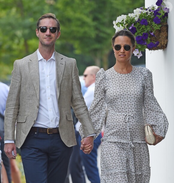 Pippa Middleton et son mari James Matthews se tiennent la main alors qu'ils arrivent au stade de Wimbledon à Londres, le 13 juillet 2018.