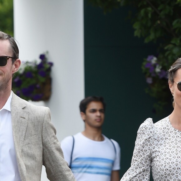 Pippa Middleton et son mari James Matthews se tiennent la main alors qu'ils arrivent au stade de Wimbledon à Londres, le 13 juillet 2018.