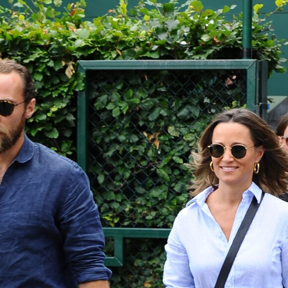 Pippa Middleton (enceinte) et son frère James Middleton à leur arrivée au tournoi de tennis de Wimbledon à Londres. Le 11 juillet 2018.