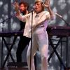 Juliette Armanet affiche un mystérieux baby bump sur scène au festival Nuits Secrètes à Aulnoye-Aymeries, le 27 juillet 2018