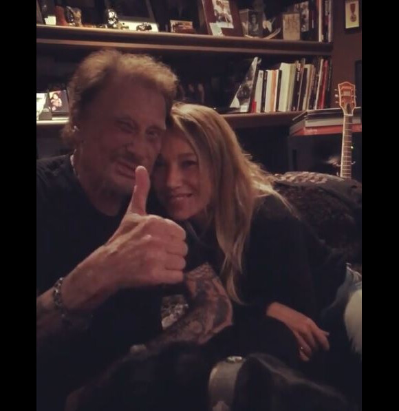 Laeticia Hallyday avait partagé cette photo de Johnny Hallyday et Laura Smet en octobre 2017. Une photo prise dans le bureau du rockeur à Marnes la coquette alors qu'il faisait écouter une partie de son dernier disque enregistré avant sa mort...