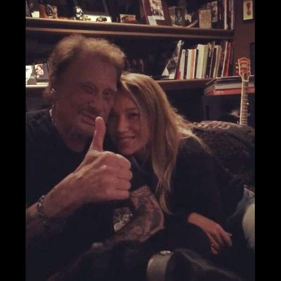 Laeticia Hallyday avait partagé cette photo de Johnny Hallyday et Laura Smet en octobre 2017. Une photo prise dans le bureau du rockeur à Marnes la coquette alors qu'il faisait écouter une partie de son dernier disque enregistré avant sa mort...