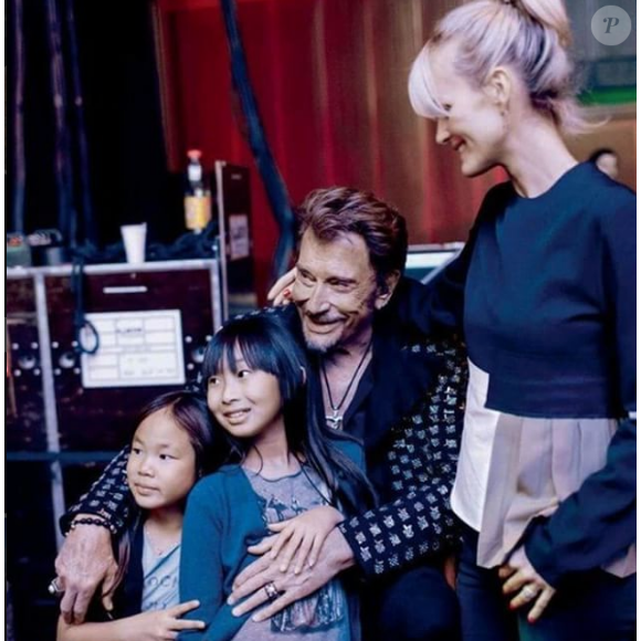 Johnny Hallyday souriant, entouré de sa femme Laeticia et leurs filles Jade et Joy - Photo publiée sur Instagram le 26 mai 2017