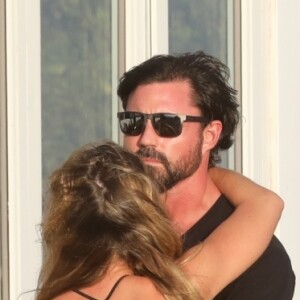 Exclusif - Denise Richards et Aaron Phypers sur le tournage de l'émission de télé réalité 'The Real Housewives of Beverly Hills' à Malibu, le 28 août 2018.