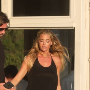 Exclusif - Denise Richards et Aaron Phypers sur le tournage de l'émission de télé réalité 'The Real Housewives of Beverly Hills' à Malibu, le 28 août 2018.