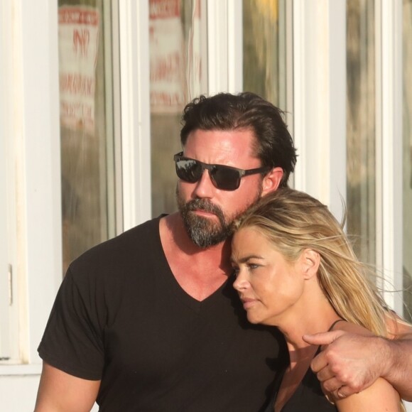 Exclusif - Denise Richards et Aaron Phypers sur le tournage de l'émission de télé réalité 'The Real Housewives of Beverly Hills' à Malibu, le 28 août 2018.