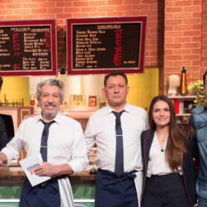 Alexandre Astier, Monsieur Poulpe et Alain CHabat dans les coulisses de "Burger Quiz" le 27 mai 2018.