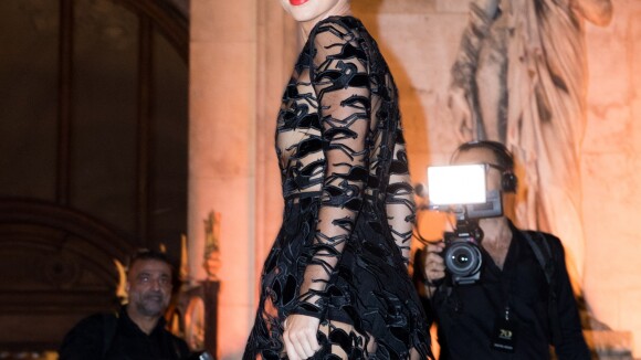 Kendall Jenner : Robe transparente et poitrine apparente, elle irradie à Paris