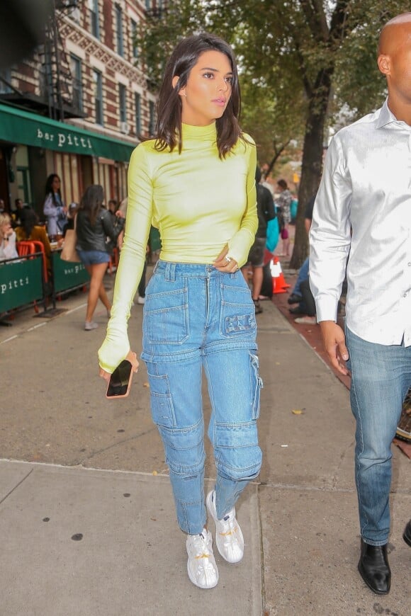 Kendall Jenner se promène avec son garde du corps pendant la Fashion Week à New York Le 08 Septembre 2018