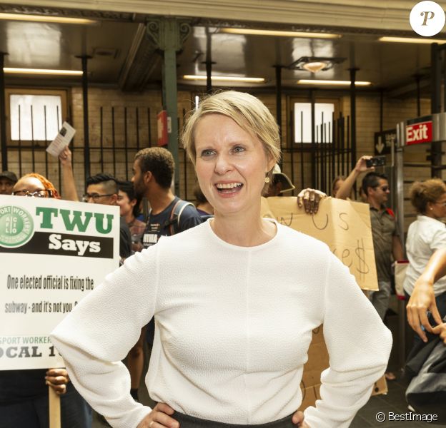 La candidate démocrate au poste de gouverneur de l'état de New York Cynthia Nixon fait campagne dans le métro de Manhattan à New York City, New York, le 14 août 2018.