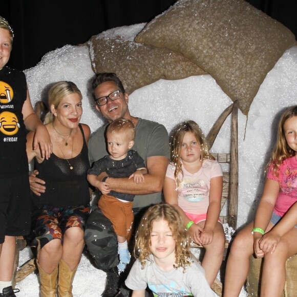 Tori Spelling et son mari Dean McDermott sont allés visiter le village de SmallFoot Yeti avec leurs enfants Stella, Liam, Hattie, Finn et Beau à Hollywood, le 14 septembre 2018