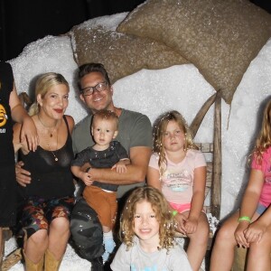 Tori Spelling et son mari Dean McDermott sont allés visiter le village de SmallFoot Yeti avec leurs enfants Stella, Liam, Hattie, Finn et Beau à Hollywood, le 14 septembre 2018