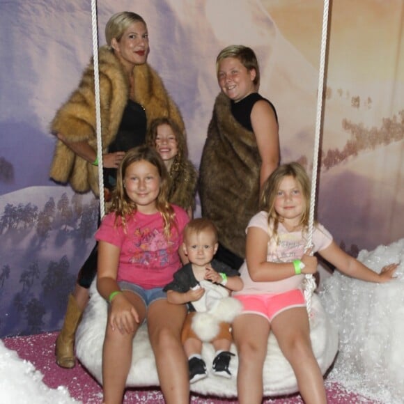 Tori Spelling et son mari Dean McDermott sont allés visiter le village de SmallFoot Yeti avec leurs enfants Stella, Liam, Hattie, Finn et Beau à Hollywood, le 14 septembre 2018