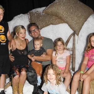 Tori Spelling et son mari Dean McDermott sont allés visiter le village de SmallFoot Yeti avec leurs enfants Stella, Liam, Hattie, Finn et Beau à Hollywood, le 14 septembre 2018