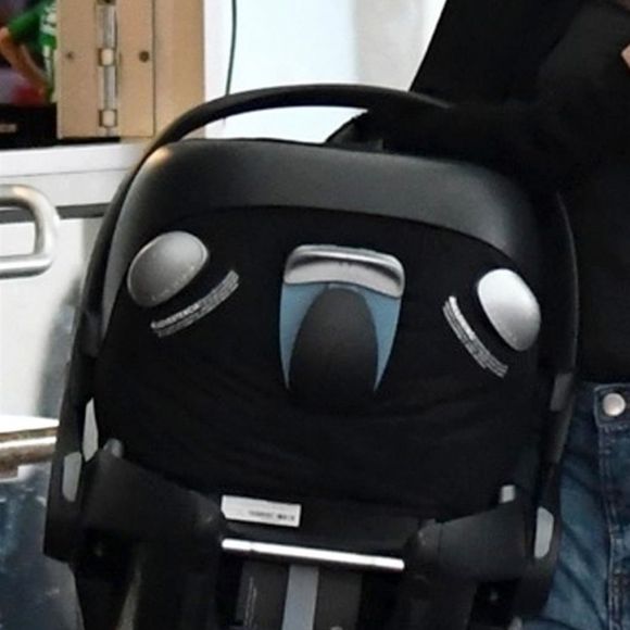 Exclusif - Chrissy Teigen à la sortie d'un rendez-vous médical chez le dermatologue avec son fils Miles Stephens à Los Angeles, le 22 août 2018.