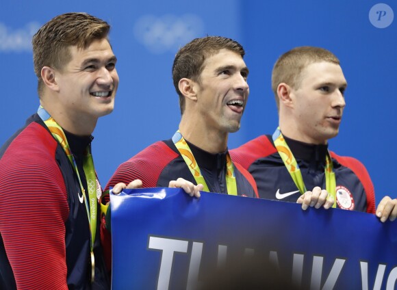 Ryan Murphy, Cody Miller, Michael Phelps et Nathan Adrian (relais 4x100m) médaillés d'or au Jeux olympiques de Rio le 13 août 2016.