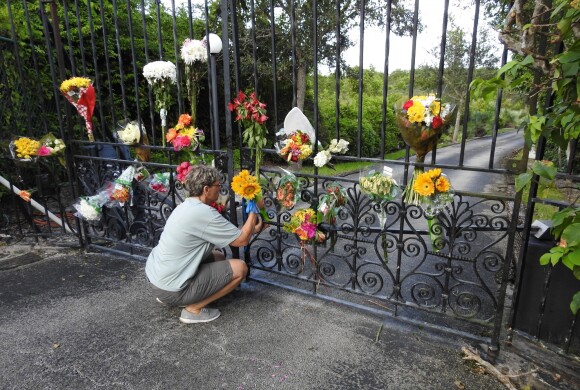 Exclusif - Illustration des hommages rendus à Burt Reynolds devant son domicile à Jupiter en Floride. Le 10 septembre 2018