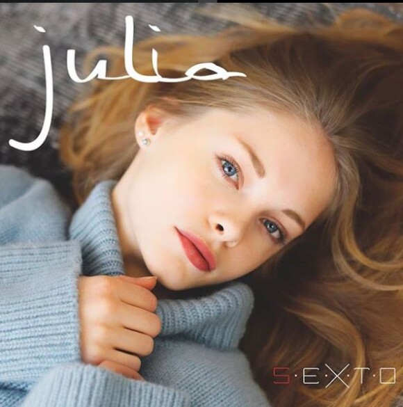 Julia sur la couverture de son premier single "S.E.X.T.O".