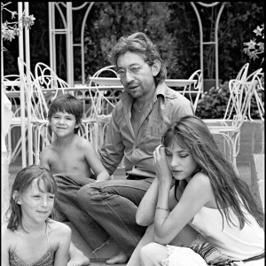 Serge Gainsbourg et Jane Birkin avec Kate Barry et Charlotte Gainsbourg, à Saint-Tropez en juillet 1977.