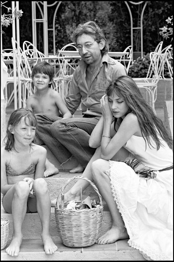 Serge Gainsbourg et Jane Birkin avec Kate Barry et Charlotte Gainsbourg, à Saint-Tropez en juillet 1977.