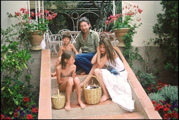 Serge Gainsbourg et Jane Birkin avec Kate Barry et Charlotte Gainsbourg, à Saint-Tropez le 19 juillet 1977.