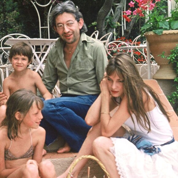 Serge Gainsbourg et Jane Birkin avec Kate Barry et Charlotte Gainsbourg, à Saint-Tropez le 19 juillet 1977.