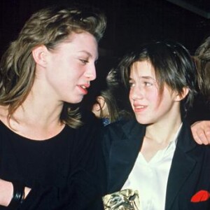 Serge Gainsbourg, Jane Birkin et Kate Barry félicitant Charlotte Gainsbourg aux César en 1986