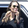 Exclusif - Angelina Jolie se recoiffe en sortant d'une voiture à Los Angeles le 10 septembre 2018.