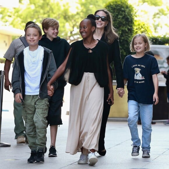 Angelina Jolie et ses quatres enfants Vivienne, Zahara, Knox et Shiloh sortent d'un cinéma à Los Angeles le 18 août 2018.