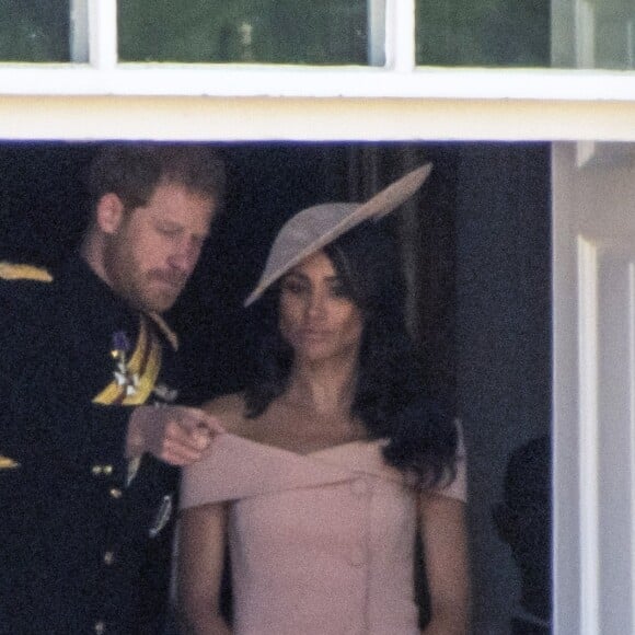 Meghan Markle, duchesse de Sussex, assistait pour la première fois le 9 juin 2018 à Londres à la parade Trooping the Colour en l'honneur de l'anniversaire de la reine Elizabeth II, vêtue d'une robe Carolina Herrera et coiffée d'un chapeau Philip Treacy.