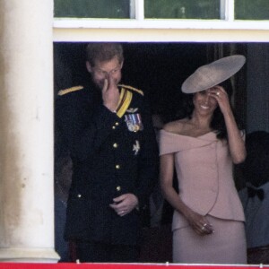 Meghan Markle, duchesse de Sussex, assistait pour la première fois le 9 juin 2018 à Londres à la parade Trooping the Colour en l'honneur de l'anniversaire de la reine Elizabeth II, vêtue d'une robe Carolina Herrera et coiffée d'un chapeau Philip Treacy.