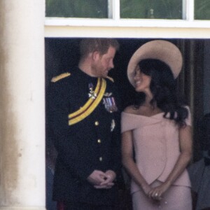 Meghan Markle, duchesse de Sussex, assistait pour la première fois le 9 juin 2018 à Londres à la parade Trooping the Colour en l'honneur de l'anniversaire de la reine Elizabeth II, vêtue d'une robe Carolina Herrera et coiffée d'un chapeau Philip Treacy.