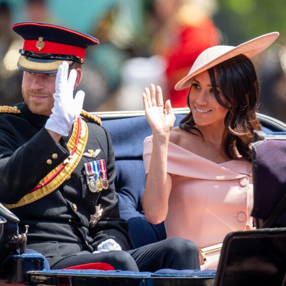 Meghan Markle, duchesse de Sussex, assistait pour la première fois le 9 juin 2018 à Londres à la parade Trooping the Colour en l'honneur de l'anniversaire de la reine Elizabeth II, vêtue d'une robe Carolina Herrera et coiffée d'un chapeau Philip Treacy.