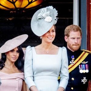 Meghan Markle, duchesse de Sussex, assistait pour la première fois le 9 juin 2018 à Londres à la parade Trooping the Colour en l'honneur de l'anniversaire de la reine Elizabeth II, vêtue d'une robe Carolina Herrera et coiffée d'un chapeau Philip Treacy.