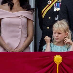 Meghan Markle, duchesse de Sussex, assistait pour la première fois le 9 juin 2018 à Londres à la parade Trooping the Colour en l'honneur de l'anniversaire de la reine Elizabeth II, vêtue d'une robe Carolina Herrera et coiffée d'un chapeau Philip Treacy.