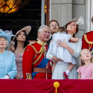 Meghan Markle, duchesse de Sussex, assistait pour la première fois le 9 juin 2018 à Londres à la parade Trooping the Colour en l'honneur de l'anniversaire de la reine Elizabeth II, vêtue d'une robe Carolina Herrera et coiffée d'un chapeau Philip Treacy.