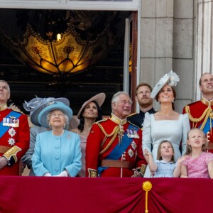 Meghan Markle, duchesse de Sussex, assistait pour la première fois le 9 juin 2018 à Londres à la parade Trooping the Colour en l'honneur de l'anniversaire de la reine Elizabeth II, vêtue d'une robe Carolina Herrera et coiffée d'un chapeau Philip Treacy.