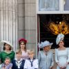 Meghan Markle, duchesse de Sussex, assistait pour la première fois le 9 juin 2018 à Londres à la parade Trooping the Colour en l'honneur de l'anniversaire de la reine Elizabeth II, vêtue d'une robe Carolina Herrera et coiffée d'un chapeau Philip Treacy.