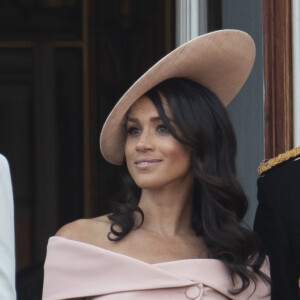 Meghan Markle, duchesse de Sussex, assistait pour la première fois le 9 juin 2018 à Londres à la parade Trooping the Colour en l'honneur de l'anniversaire de la reine Elizabeth II, vêtue d'une robe Carolina Herrera et coiffée d'un chapeau Philip Treacy.