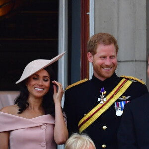 Meghan Markle, duchesse de Sussex, assistait pour la première fois le 9 juin 2018 à Londres à la parade Trooping the Colour en l'honneur de l'anniversaire de la reine Elizabeth II, vêtue d'une robe Carolina Herrera et coiffée d'un chapeau Philip Treacy.